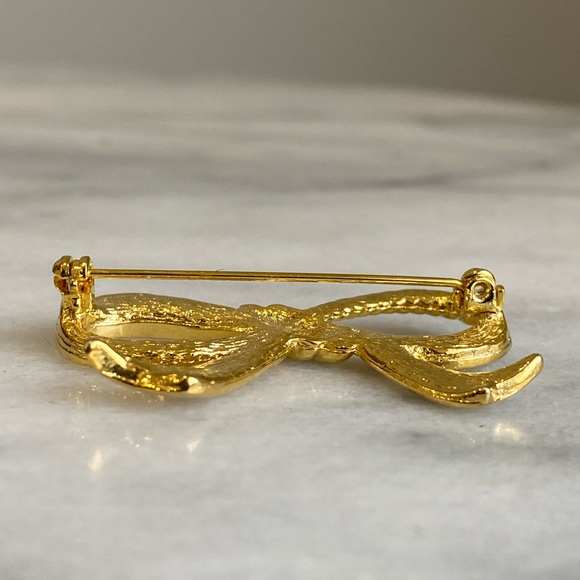 Gold tone brooch bow shape - Picture 4 of 4